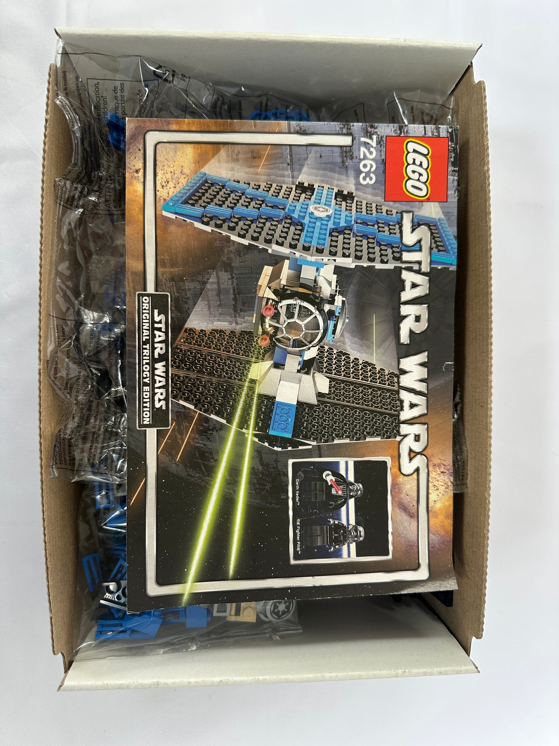 LEGO Star Wars set packaging with instructions and pieces inside a box.