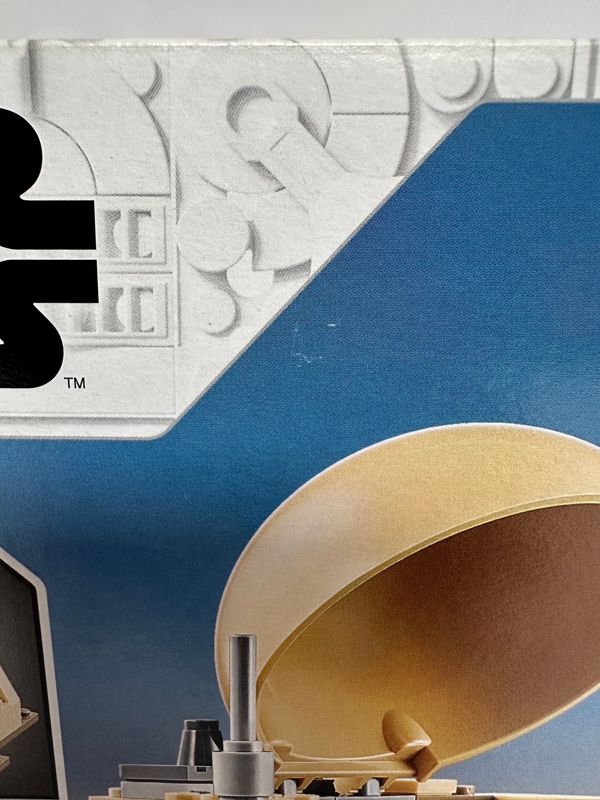 Close-up of a Lego box with a blue background and a brand logo.
