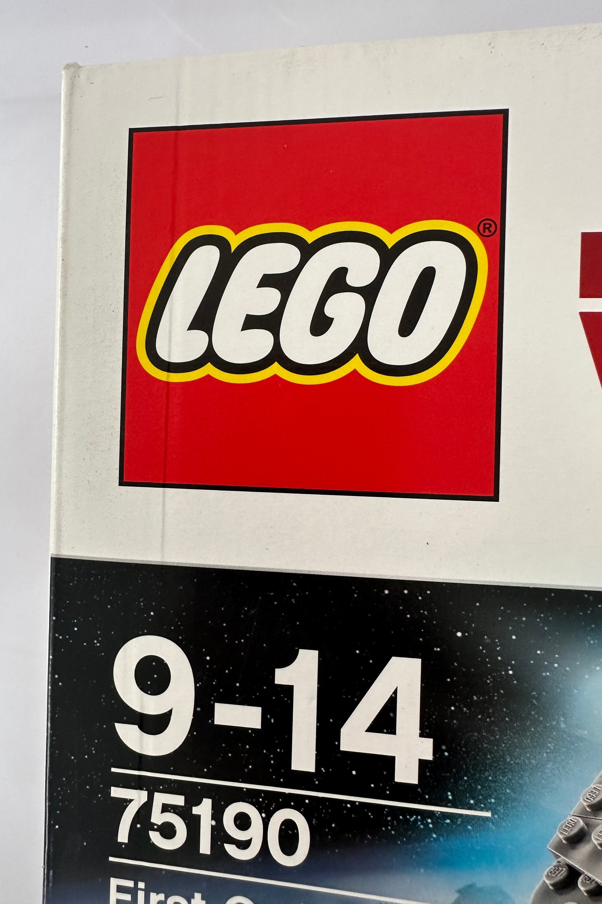 LEGO packaging with age recommendation and product number on a white background